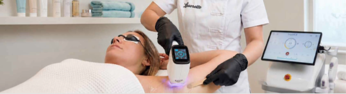 Vrouw met gladde huid na laserontharing